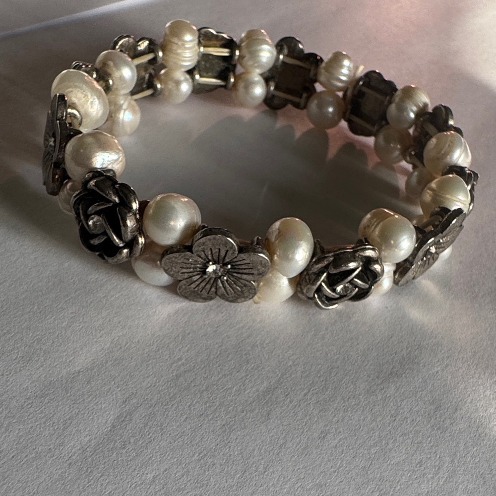 Elegant Pearl and Silver Floral Bracelet